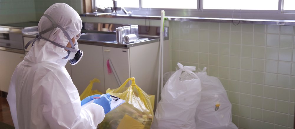特殊清掃は、体液・臭気・害虫などを除去する専門作業です。